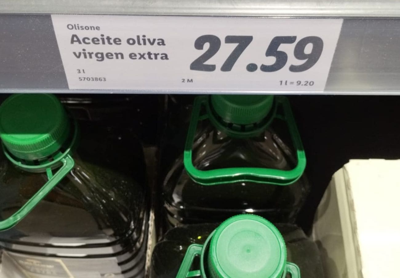 Facua denuncia en la CNMC que 8 supermercados tienen precios idénticos en sus marcas blancas de aceite de oliva