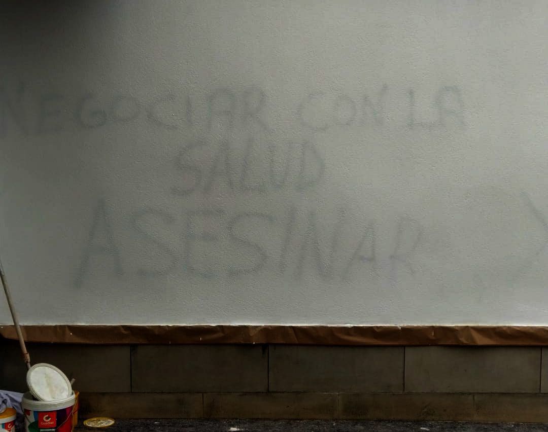 «Negociar con la salud + asesinar» es lo que puede leerse. La foto ha sido alterada para permitir la lectura | Marcelino Torres