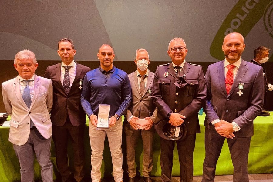 Siete policías locales son condecorados con cruces al Mérito Policial