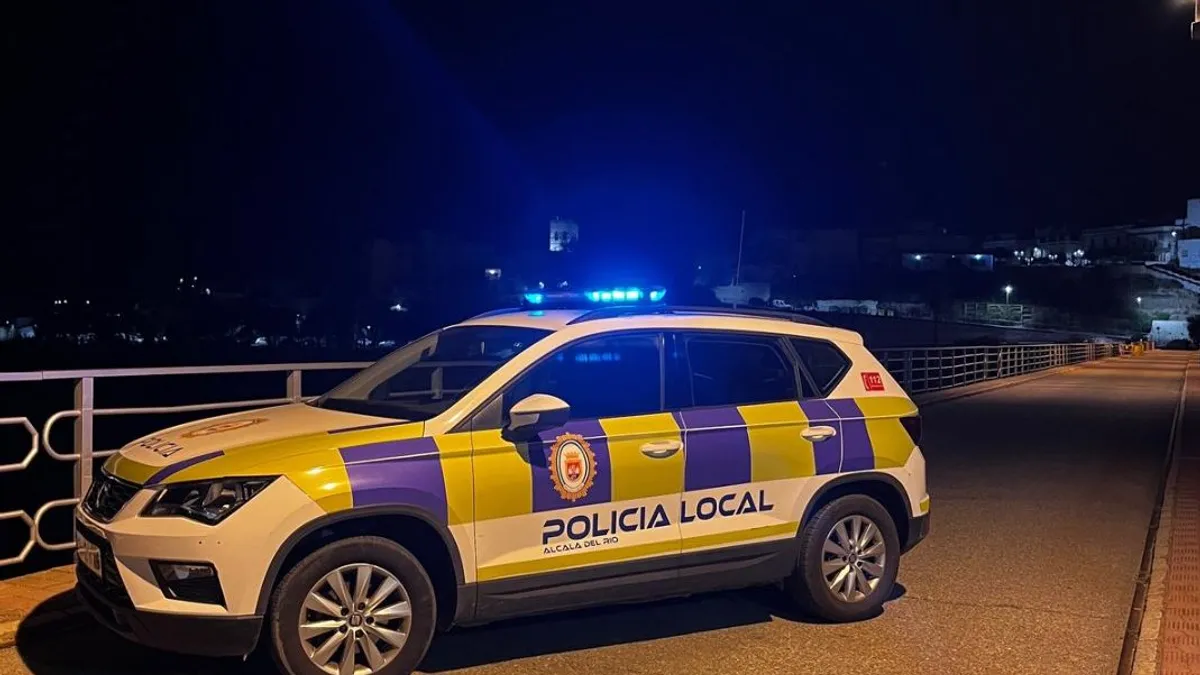 Complejo rescate de un coche que cayó en la presa de Alcalá del Río
