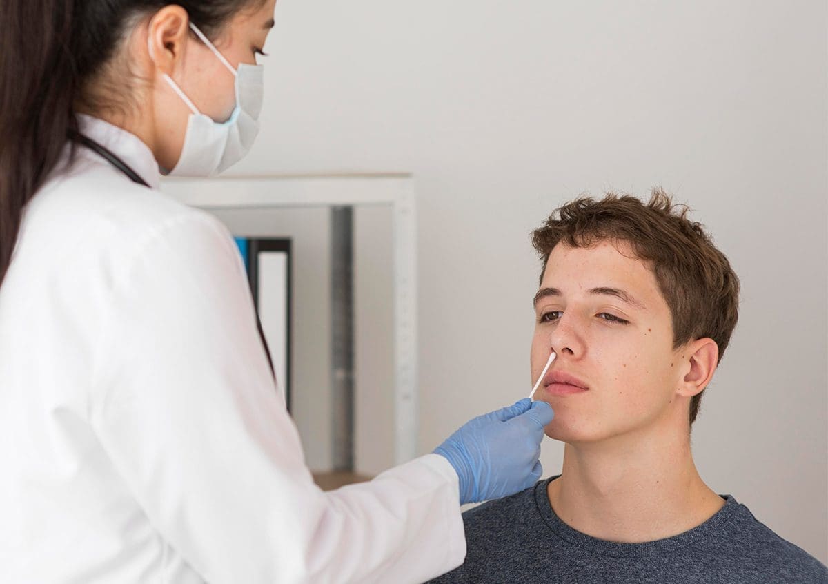 Realización de una prueba PCR para determinar el contagio por COVID