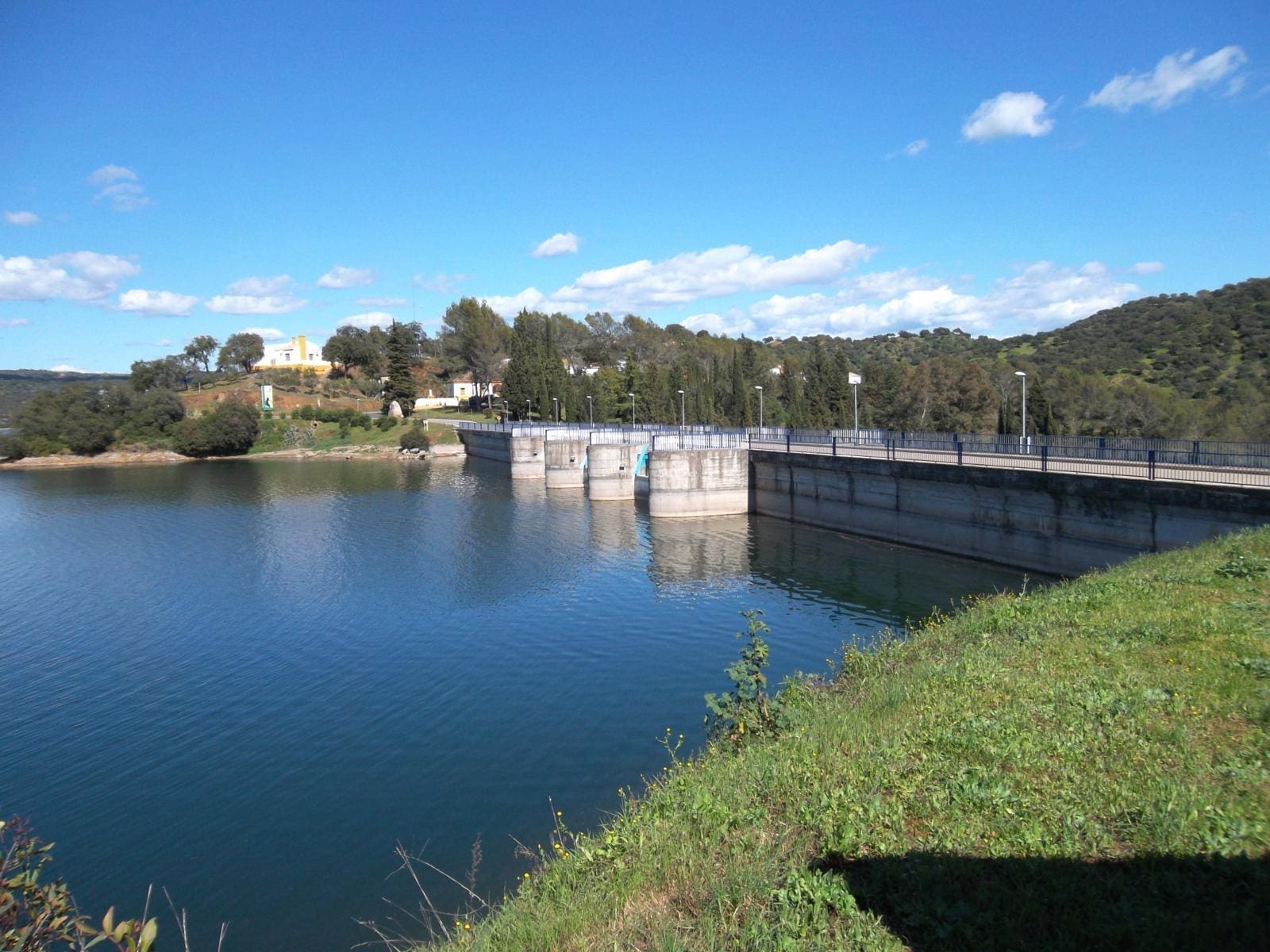 Rescatado un menor tras sufrir una caída de diez metros a la presa de El Retortillo en Peñaflor