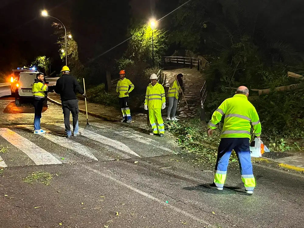 Operarios limpiando la calle tras el temporal