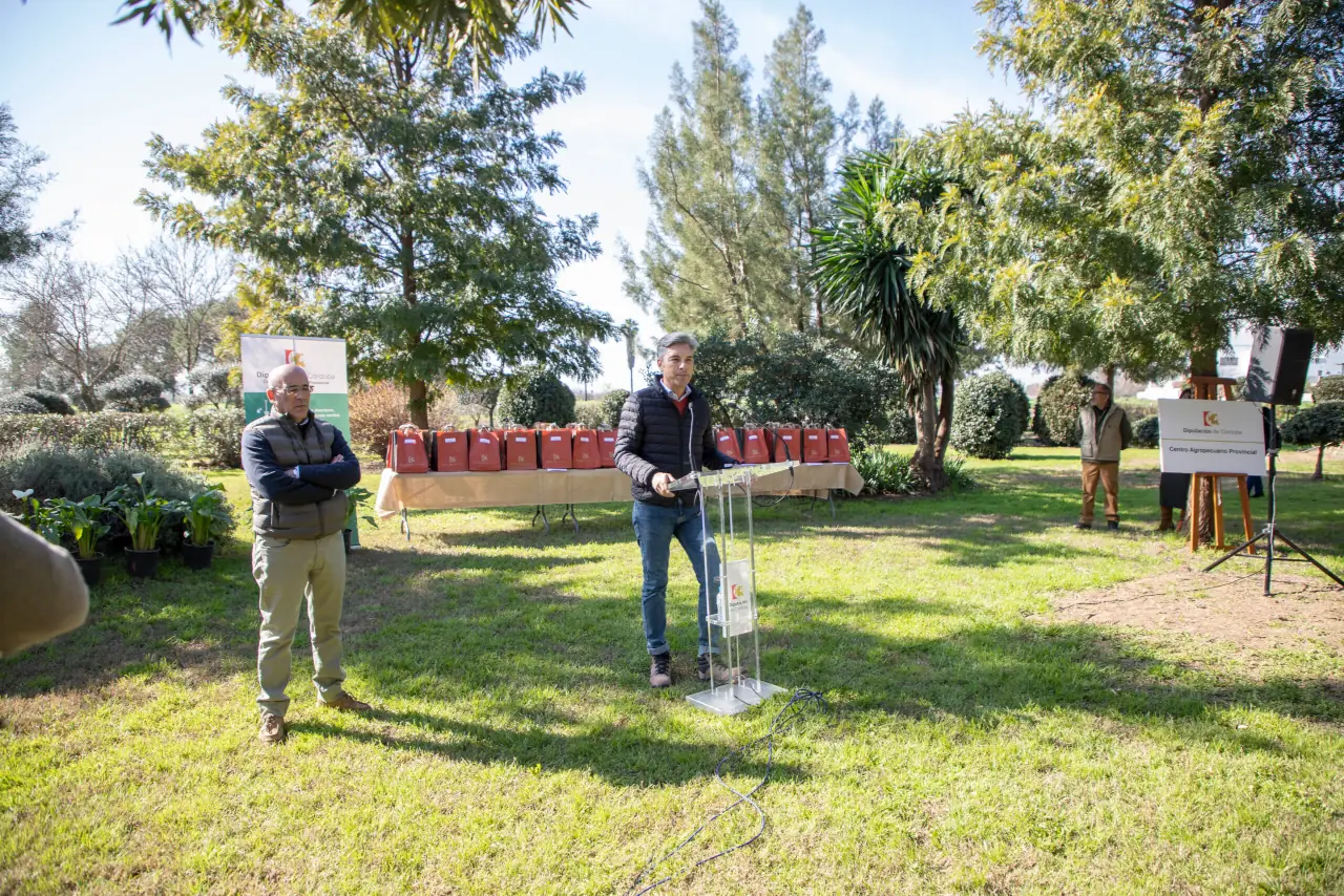 Diputación de Córdoba entrega 20 000 lotes de semillas de variedades autóctonas a hortelanos de la provincia