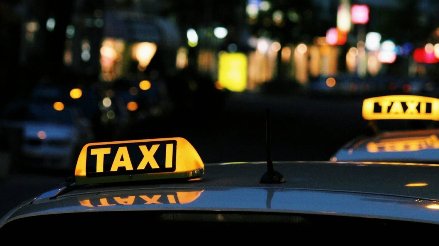 Un informe de FACUA detecta precios hasta un 57% más caros en VTC que en taxi