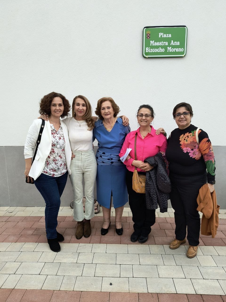 María Ángeles García (izqda.), portavoz del grupo municipal Con Tomares, asociación feminista de Tomares y Ana Bizcocho Moreno (centro, de azul), en la calle rotulada a su nombre // Con Tomares