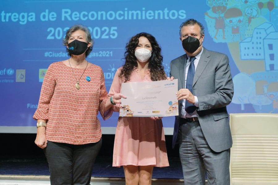 El alcalde de La Rinconada recoge el reconocimiento de Ciudad Amiga de la Infancia de manos de la presidenta del comité andaluz de UNICEF, Claudia Zafra (izqda) y la consejera de Politicas Sociales de la Junta, Rocío Ruiz (centro) | Ayuntamiento de La Rinconada