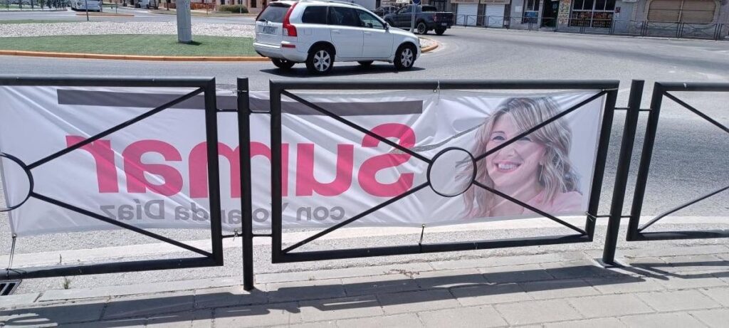 Pancarta de SUMAR vandalizada