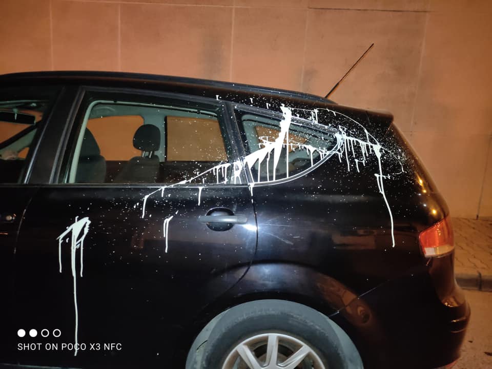 Vehículo vandalizado con pintura en el lateral del Teatro de la Villa | Redes sociales