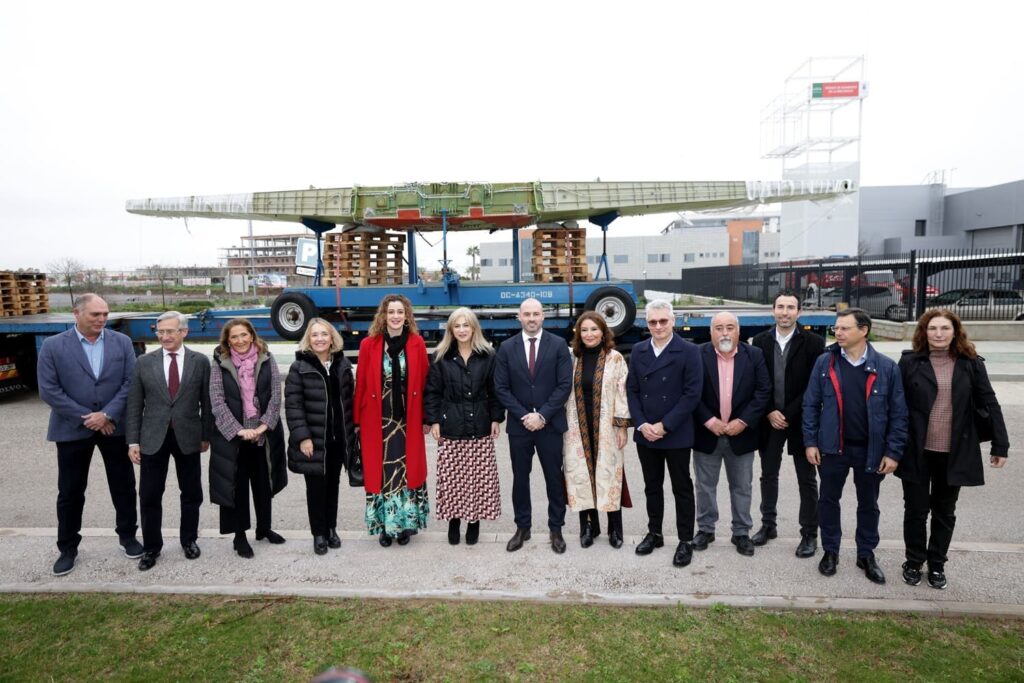 Patricia del Pozo, acompañada de la primera teniente de alcalde de La Rinconada, Raquel Vega y el resto de autoridades, junto al timón de cola cedido por Airbus al futuro centro público integrado de FP de la Rinconada