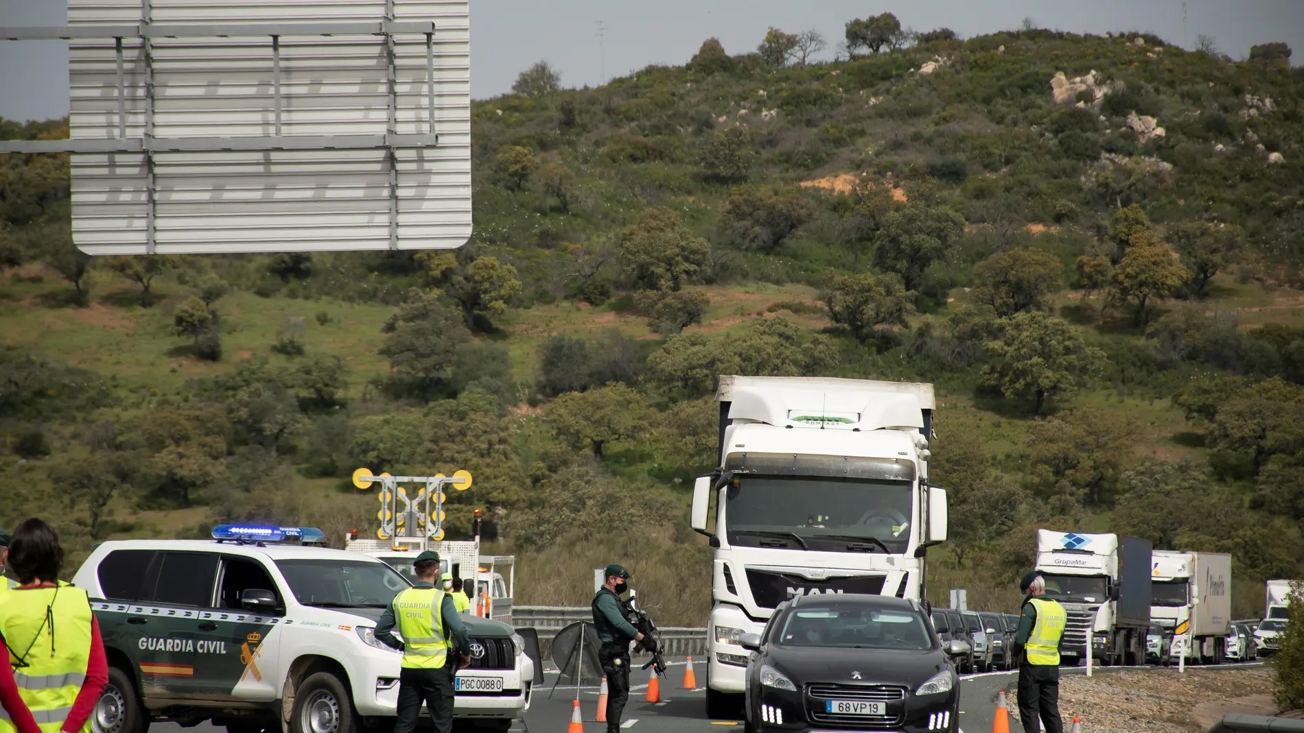 Seis muertos, dos de ellos guardias civiles, arrollados por un camión en un control de tráfico