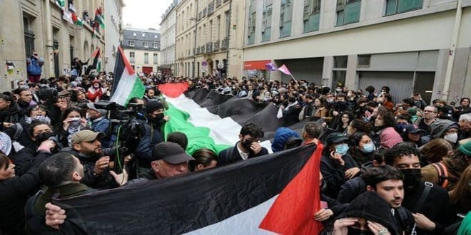 Aumentan protestas pro palestinas en universitarios estadounidenses y la policía arresta a unos 900 estudiantes