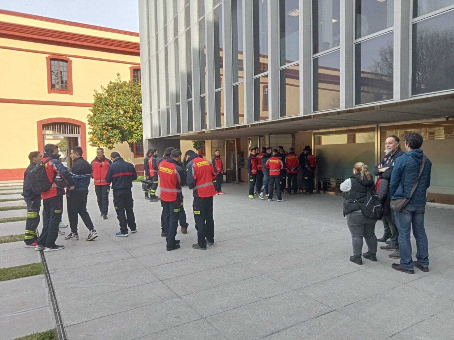 Bomberos del Aljarafe se concentran en Diputación y reclaman «negociar directamente»