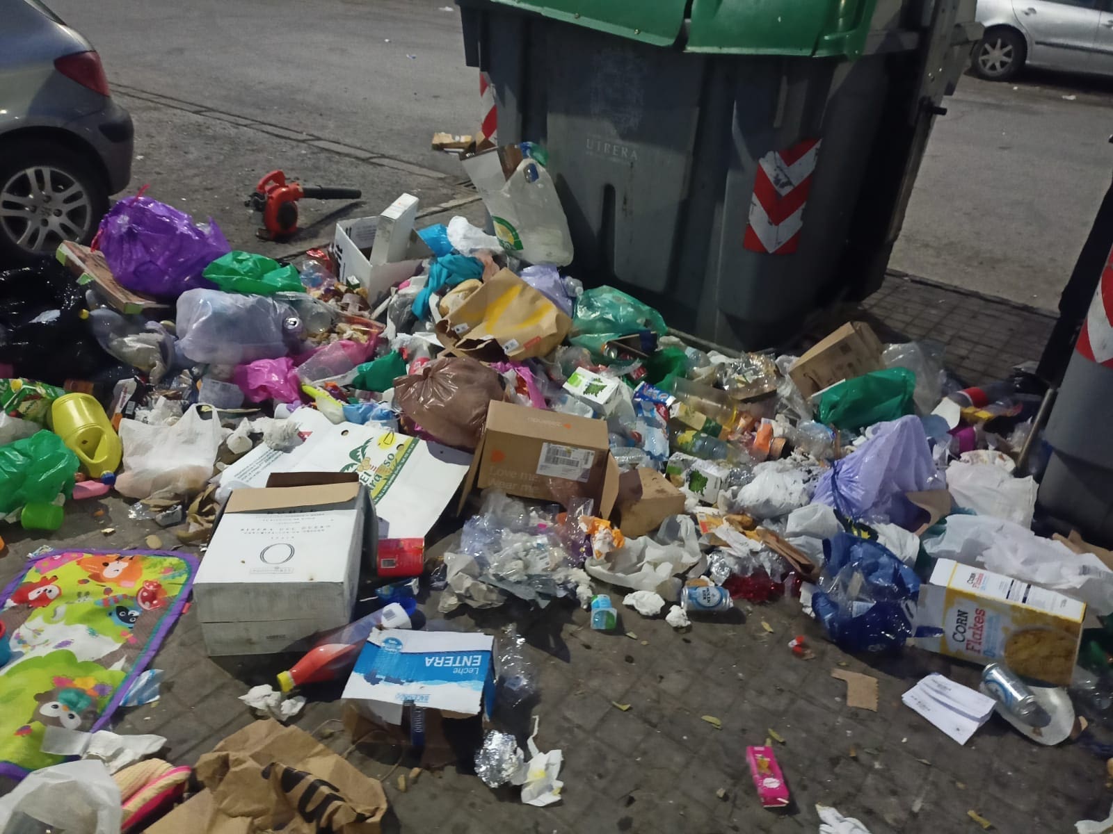 El Ayuntamiento de Utrera hace un llamamiento público para localizar a los responsables del vandalismo con la basura del Tinte