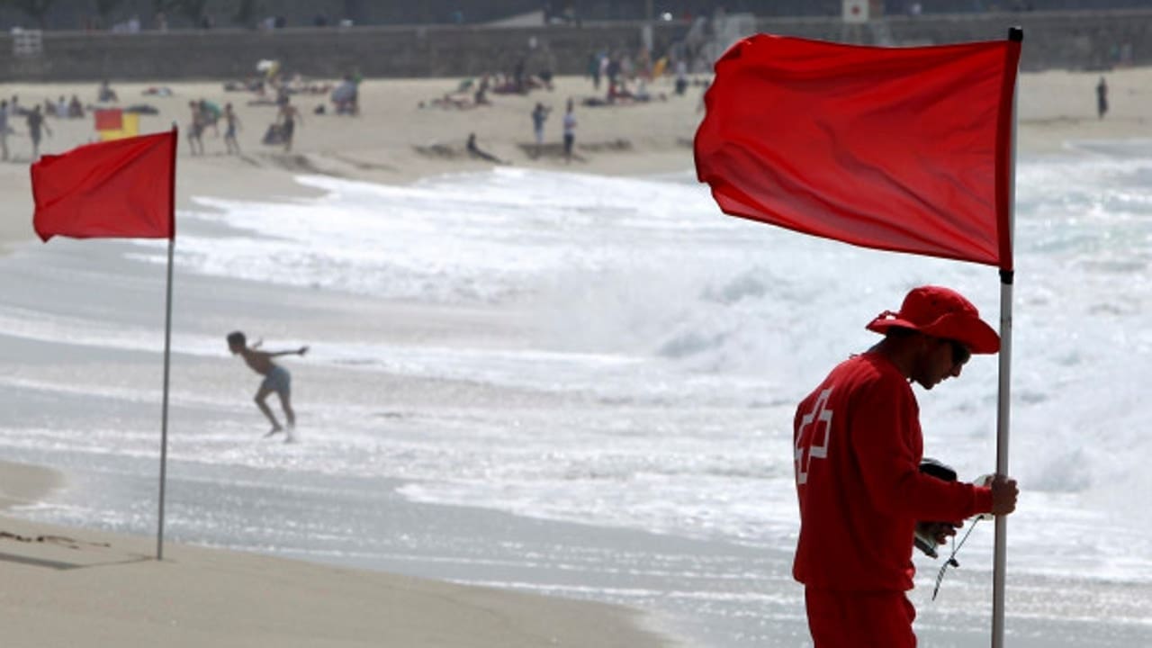 Bandera roja en El Portil, Punta Umbría advierte de peligros en acceso y baño
