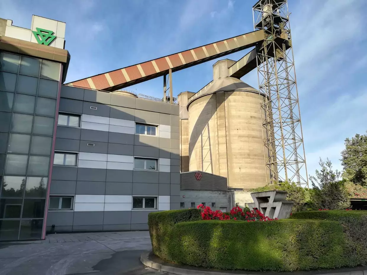 La cementera de Alcalá de Guadaíra destaca que la nueva autorización ambiental garantiza la viabilidad de la planta