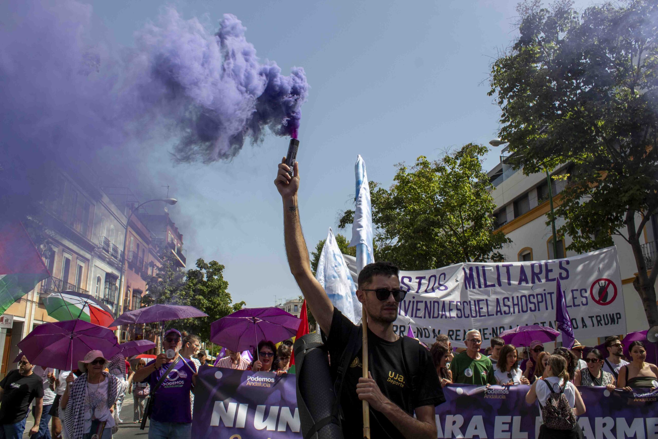 Protesta masiva en Sevilla contra el rearme: «Cada euro en armas es un robo a la clase trabajadora» (+ fotos)