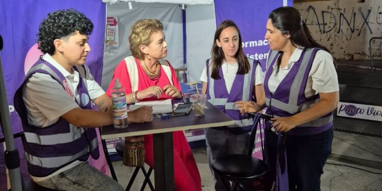 El Punto Violeta en la Feria de El Puerto 2025 ya ha informado a más de mil personas