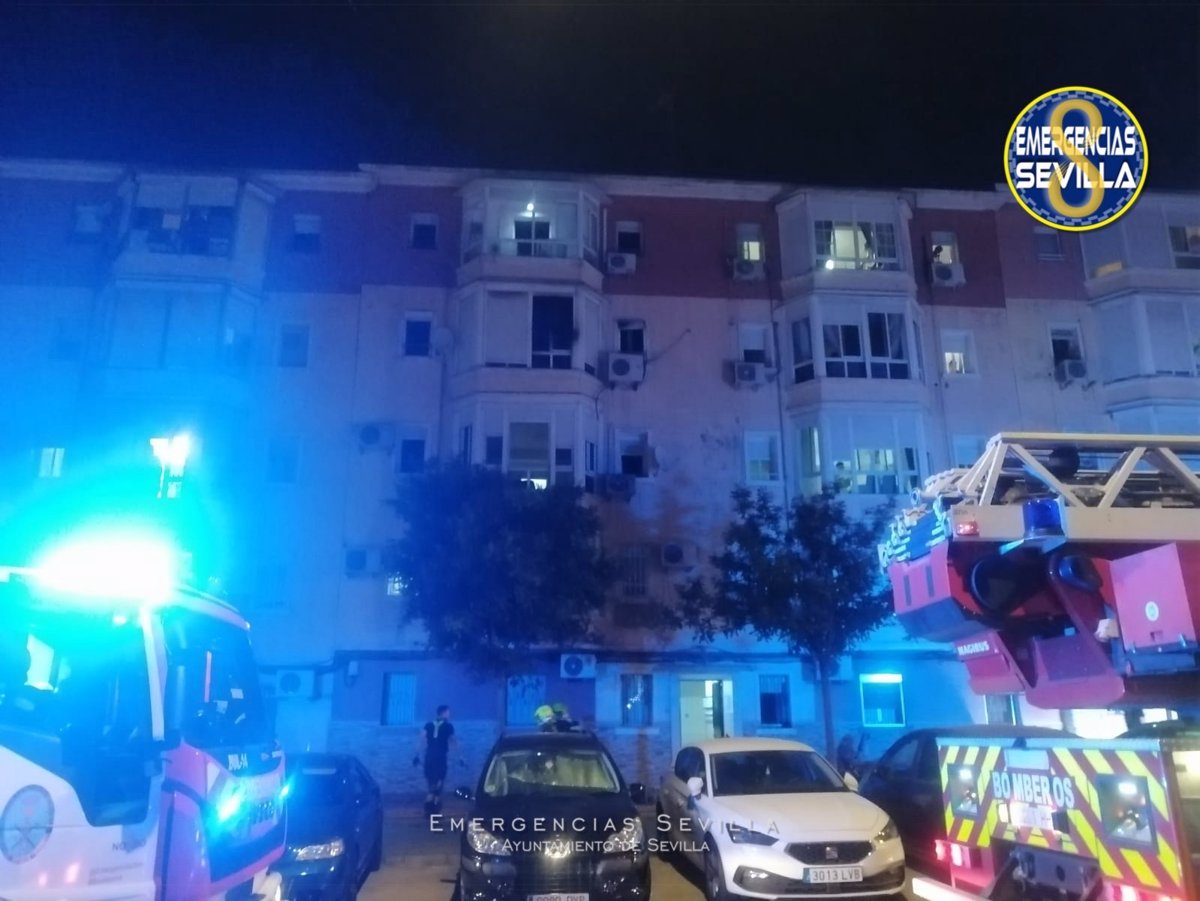 Cinco evacuados en Sevilla, uno menor, por un incendio en una vivienda del barrio de Amate