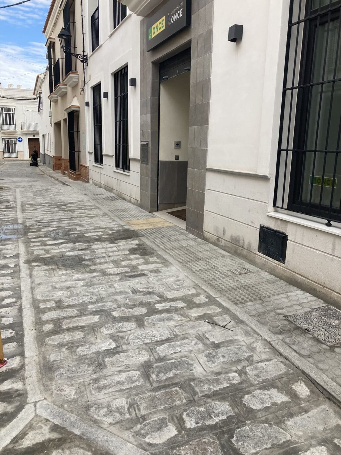 Utrera ejecuta obras de accesibilidad en la calle Santiago Montoto para facilitar el acceso a los empleados de ONCE