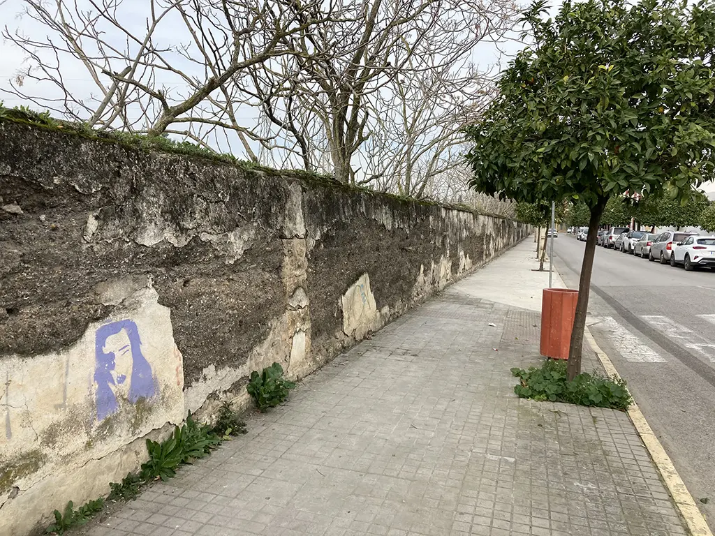 Muro de la estación de Renfe de Utrera