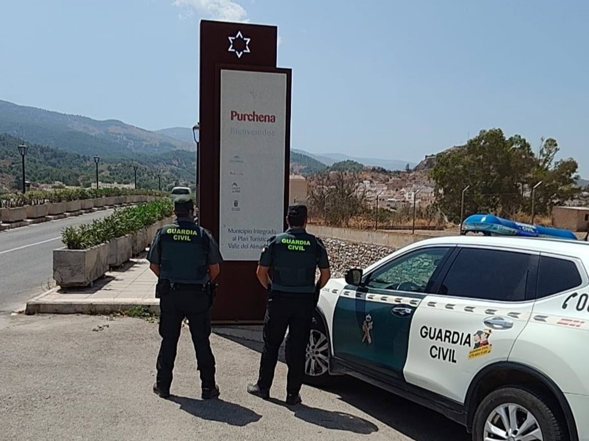 agentes de la guardia civil en purchena (almería).