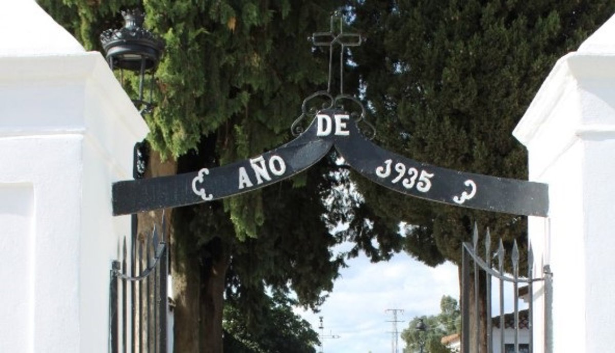 sevilla. sucesos. un operario deja un féretro en un contenedor de basura cerca del cementerio de castilblanco