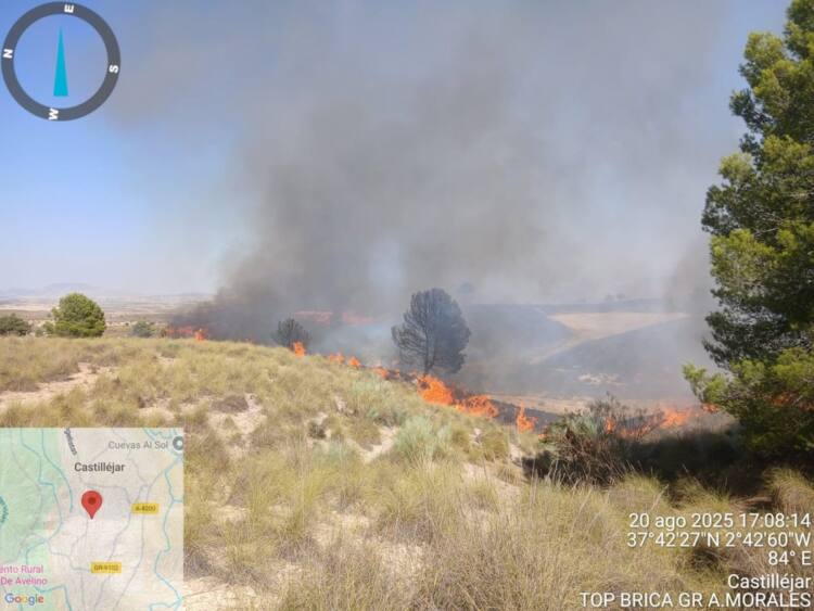 granada. sucesos. el infoca da por estabilizado el incendio declarado en benamaurel y trabaja para su control