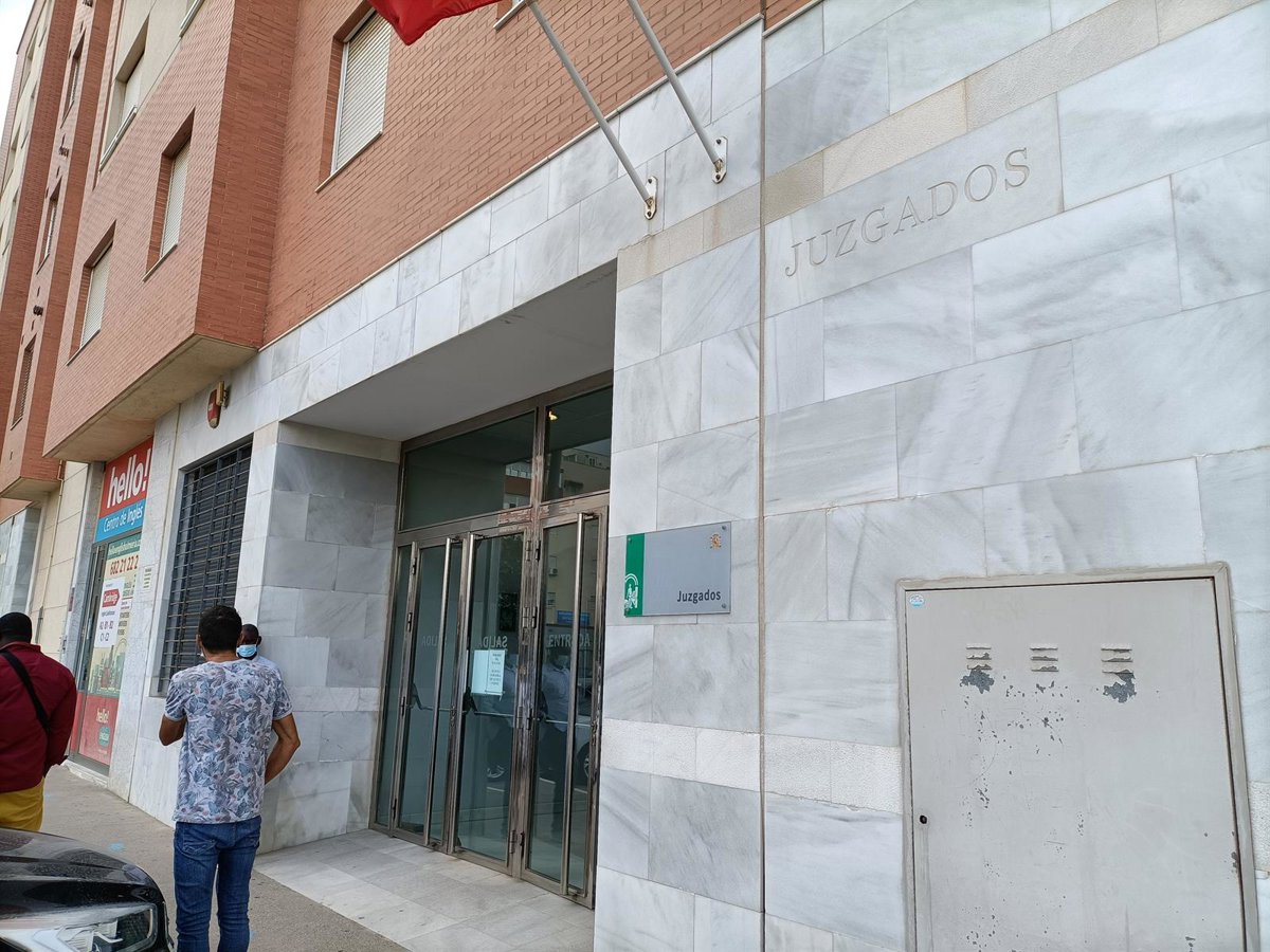 almería. tribunales. condenan por lesionar a varios agentes al hombre arrestado tras merodear por la casa de su exmujer