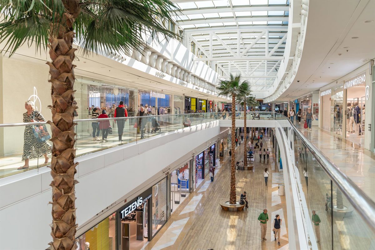 málaga. el centro comercial miramar, en fuengirola, y cruz roja recogerán material escolar para la 'vuelta al cole'