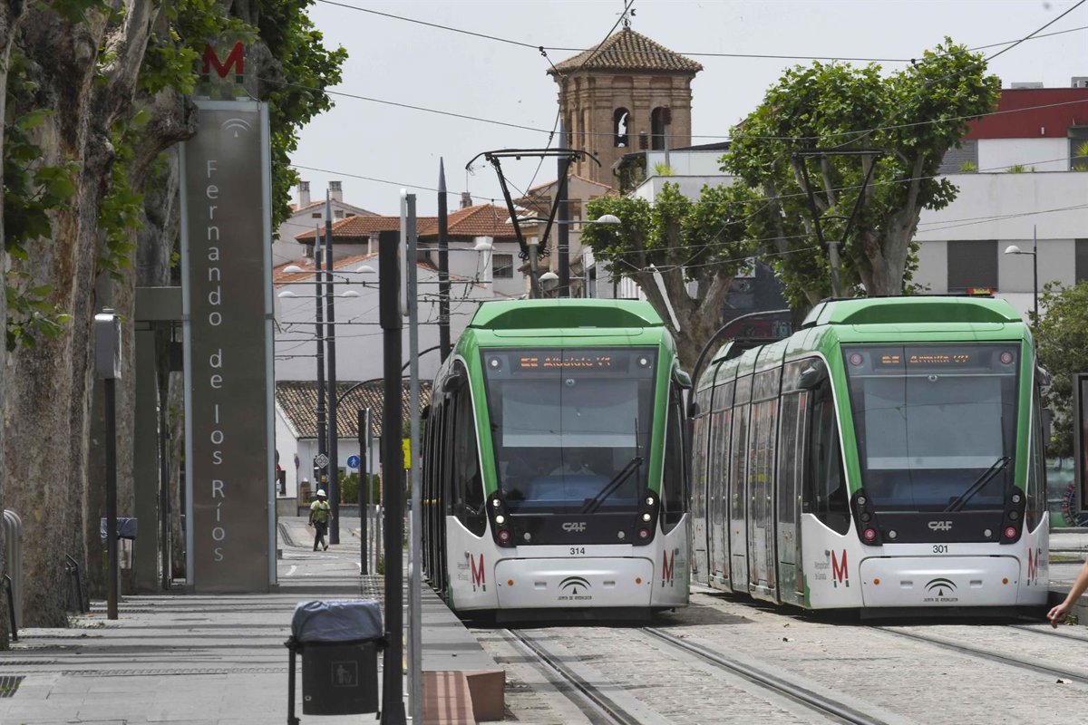 jaén. visita municipal para conocer el funcionamiento de los sistemas de coordinación de tráfico del tranvía de granada