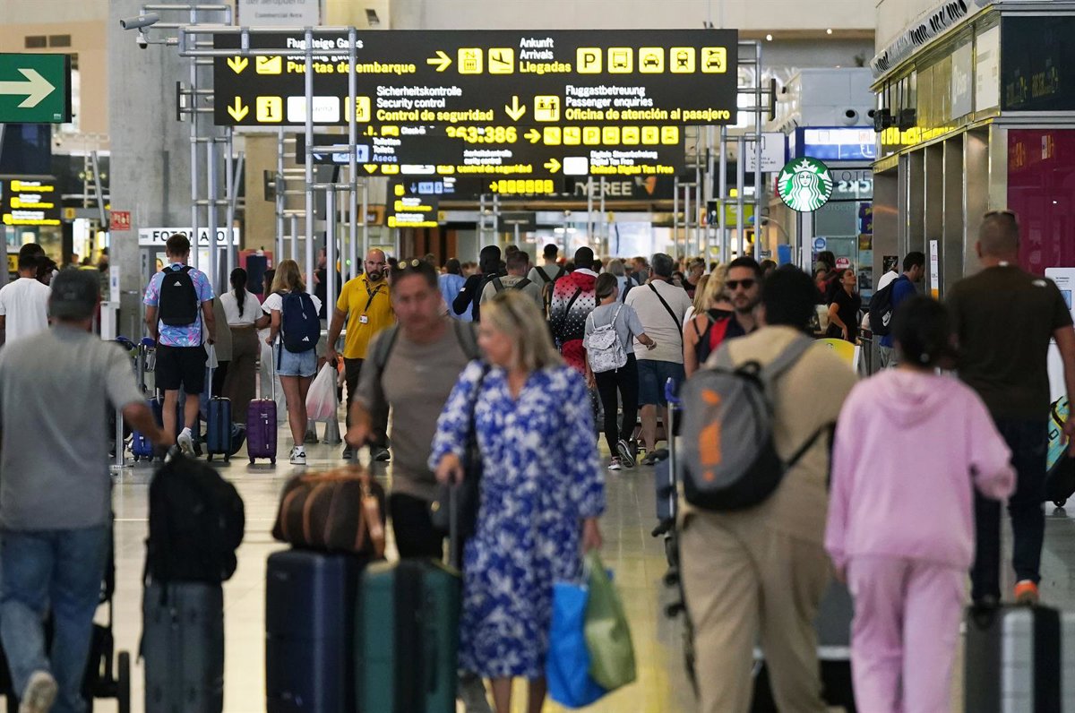 turismo. los aeropuertos andaluces reciben casi un 6% más de pasajeros hasta agosto, con récord en málaga