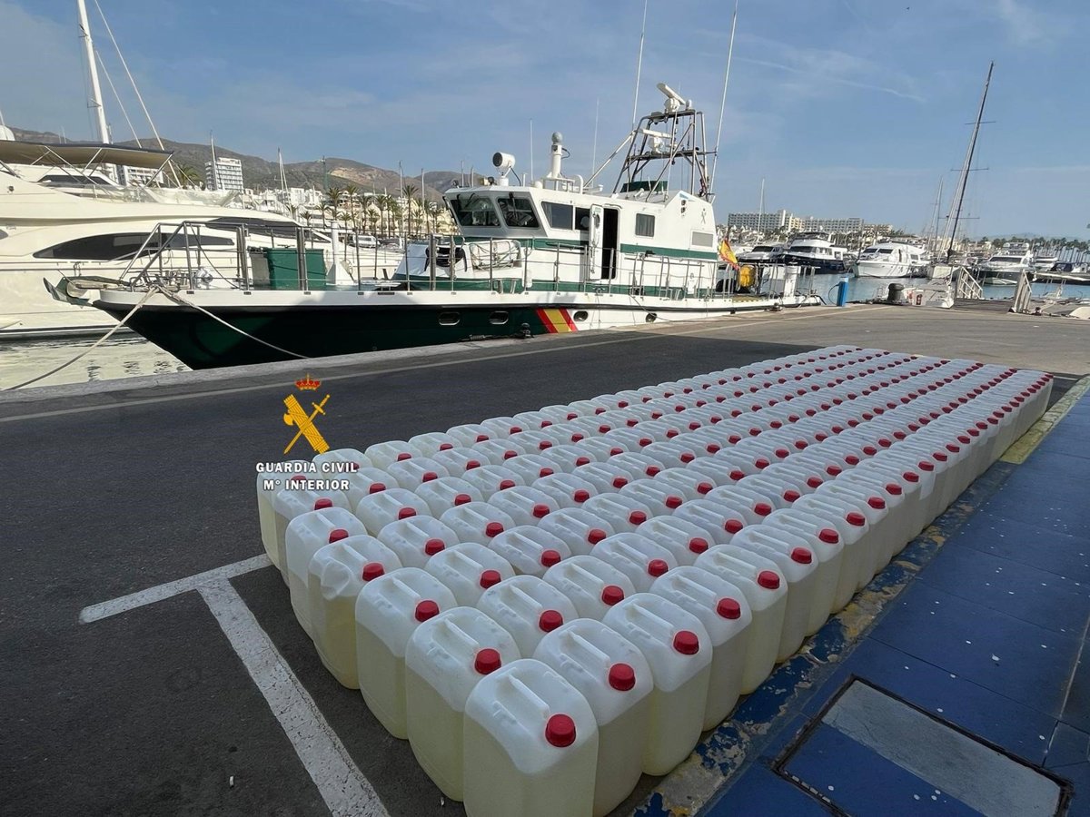 málaga. sucesos. tres detenidos tras interceptar una embarcación con 192 garrafas de gasolina en marbella