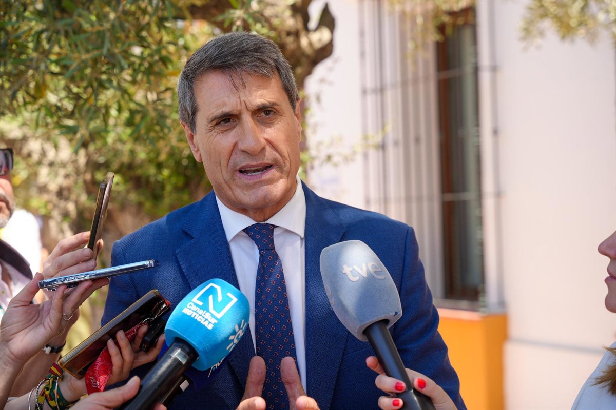 cádiz. fernández ensalza a serrat como referente de valores "importantes de reivindicar hoy en momentos de polarización"