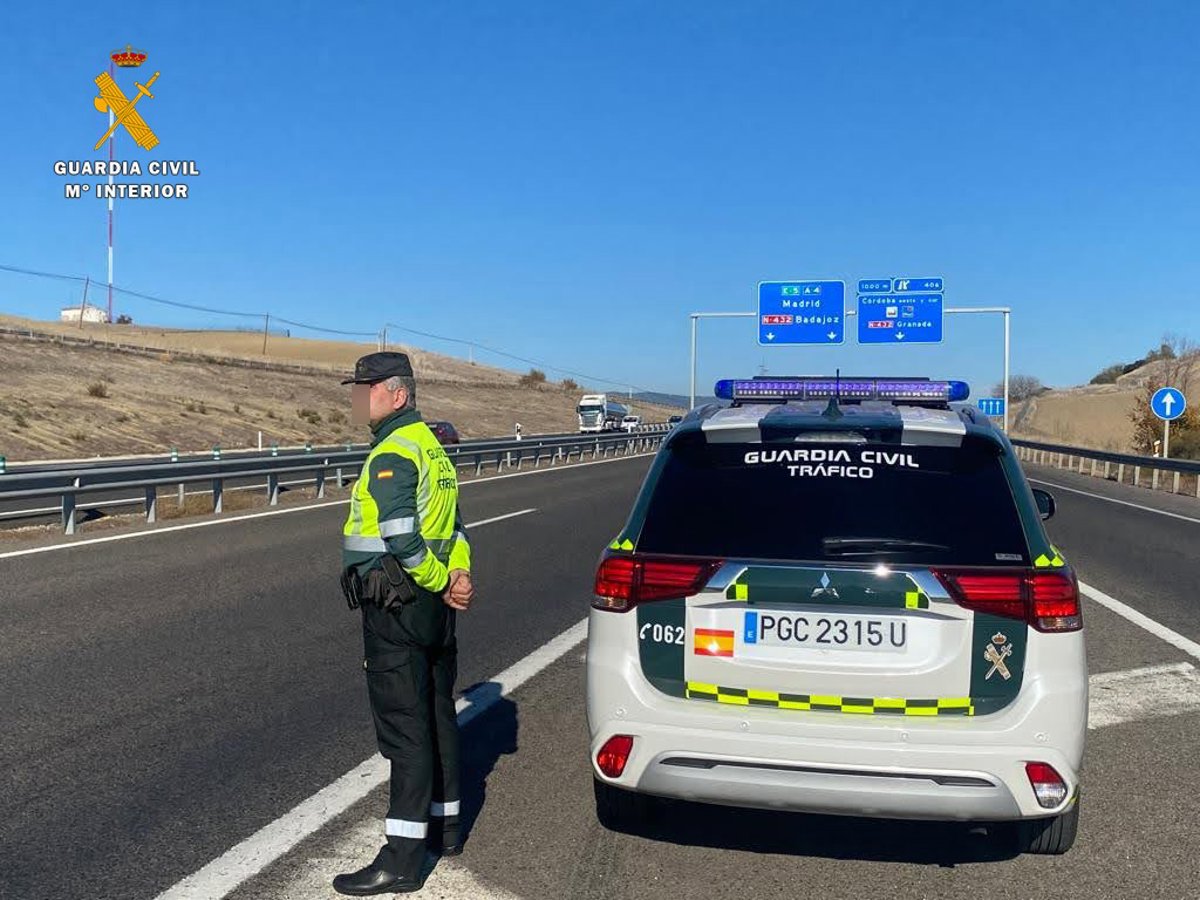 córdoba. sucesos. atrapado un conductor tras colisionar dos camiones en la a 4, cortada en el carpio dirección sevilla