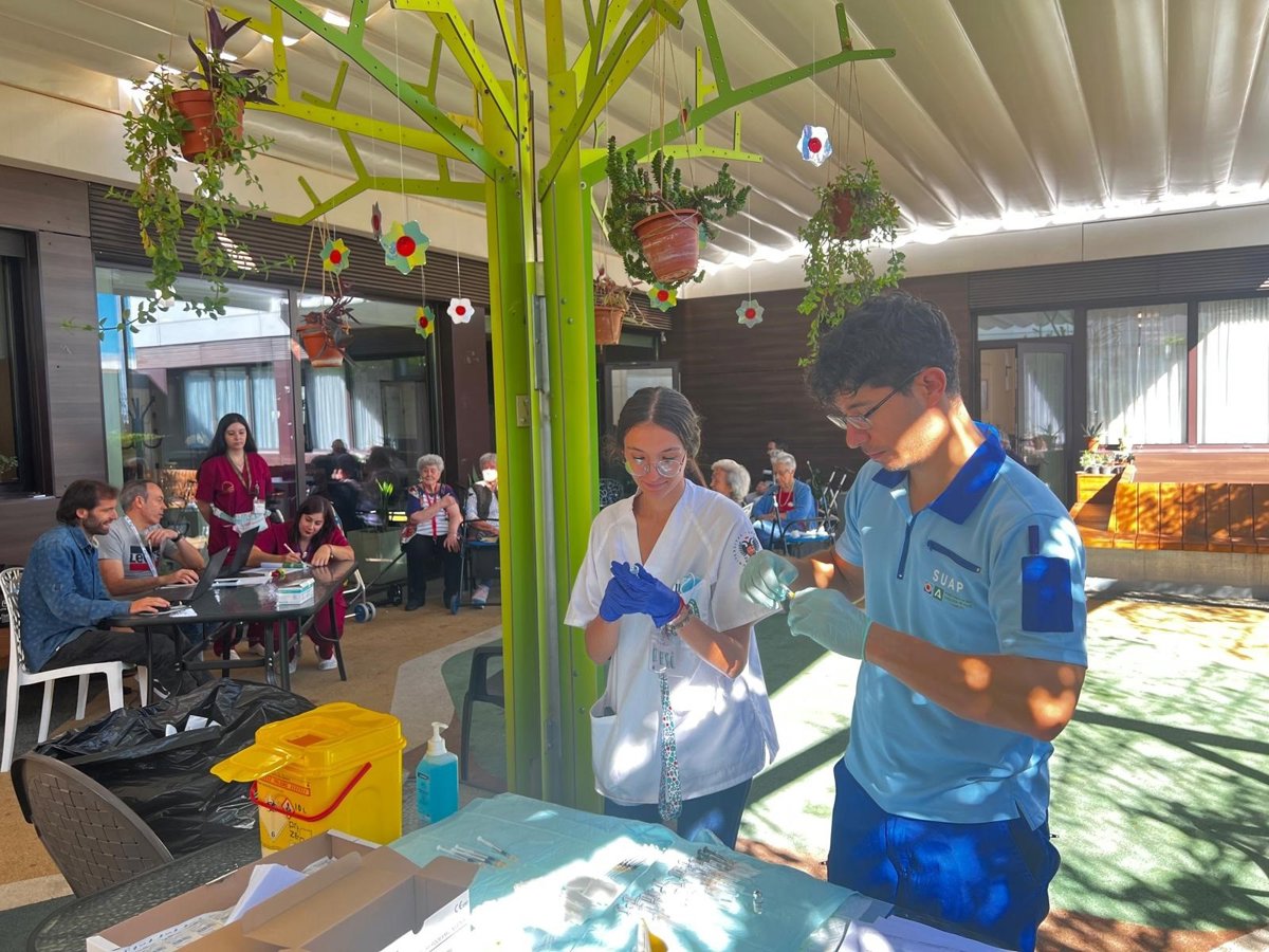 salud comienza este martes a vacunar de la gripe y el covid a los mayores de 80 años y a los dependientes