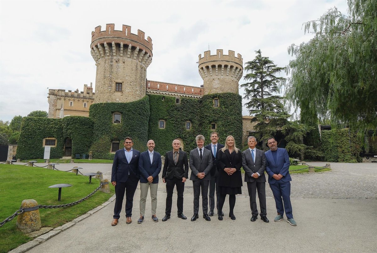 el castillo de peralada ha sido escenario de la presentación oficial de la gira de la orquesta del festival de bayreuth.