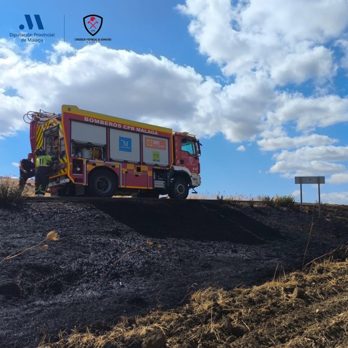bomberos del cpb de la dotación de ronda han sofocado un incendio agrícola en la cuneta de la carretera a 7276, vía que une las provincias de málaga y cádiz en la comarca de la serranía.