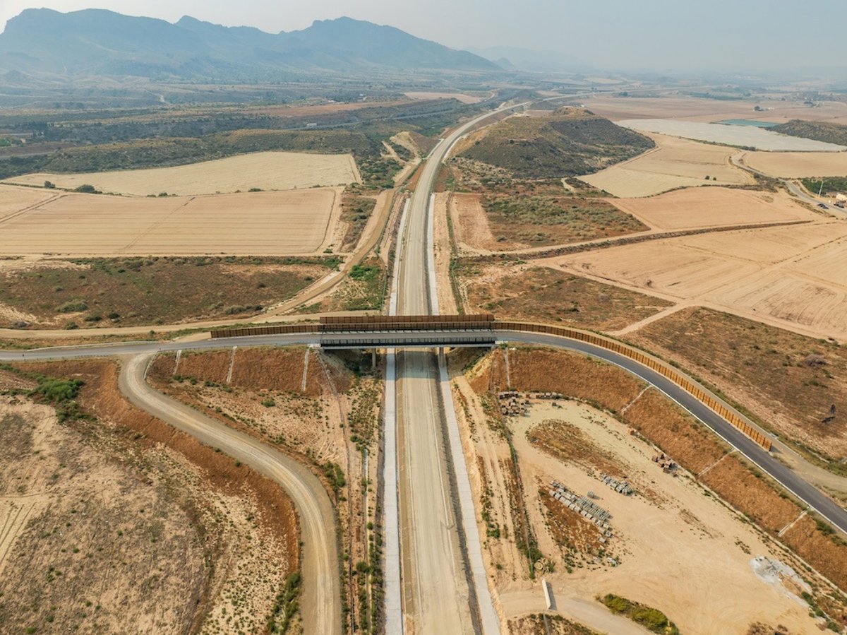 almería. adif licita por 65,7 millones de euros la electrificación del tramo lorca almería del ave con murcia