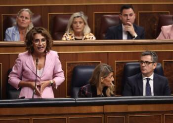 montero acusa a la junta de "mentir" sobre desaparición de pruebas y urge actuar ante la "mayor crisis de la sanidad"