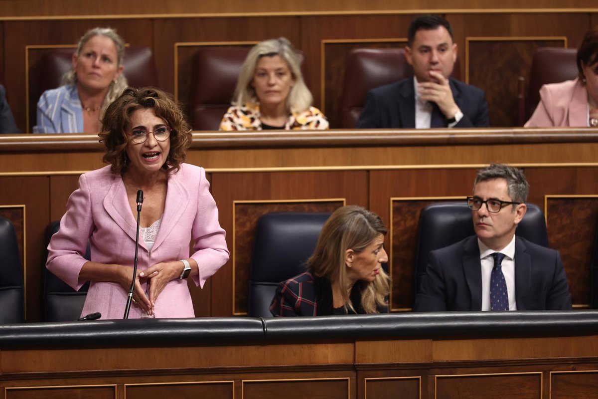 montero acusa a la junta de "mentir" sobre desaparición de pruebas y urge actuar ante la "mayor crisis de la sanidad"