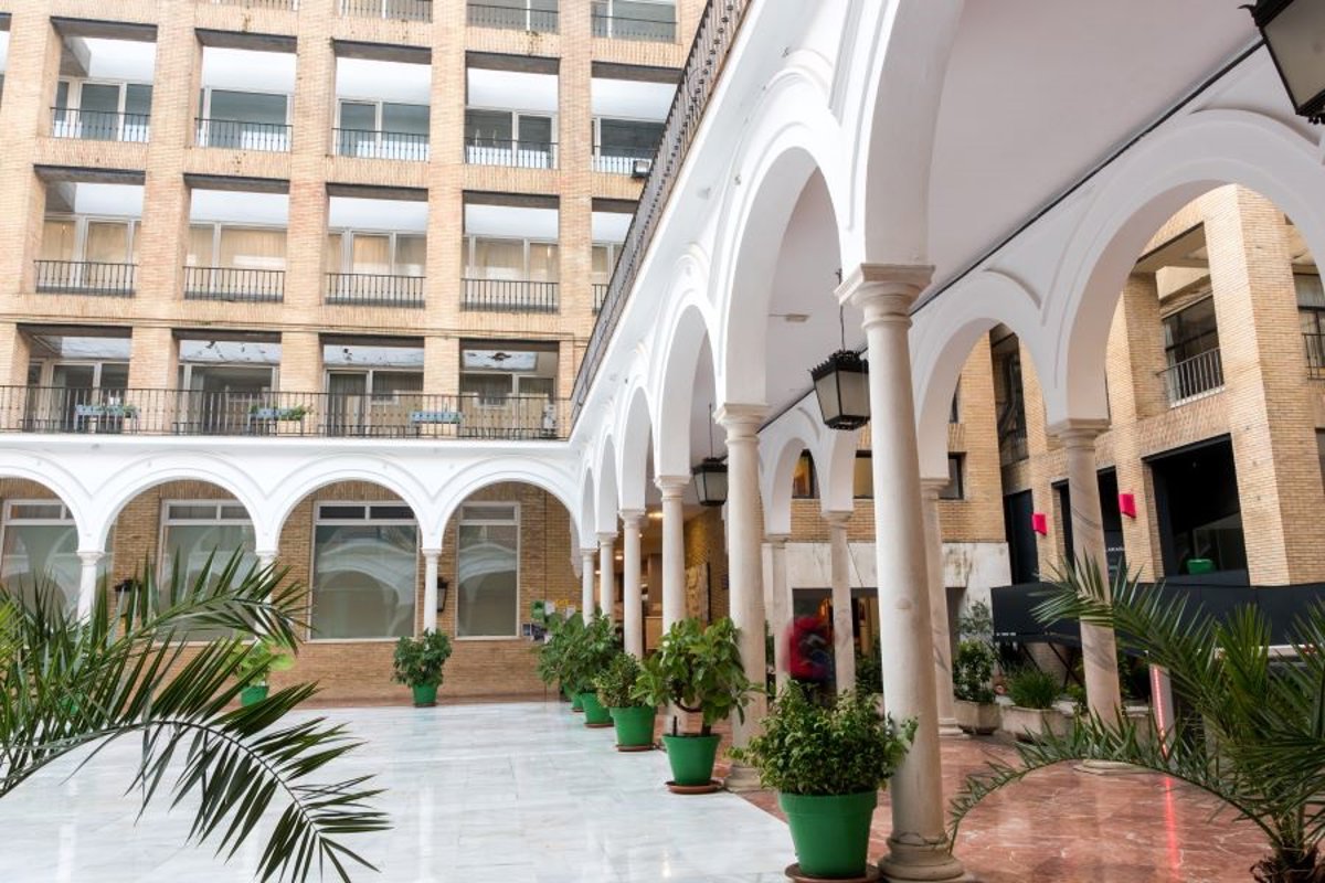 sevilla. sanidad investiga un brote de hepatitis a en la facultad de bellas artes con 13 afectados