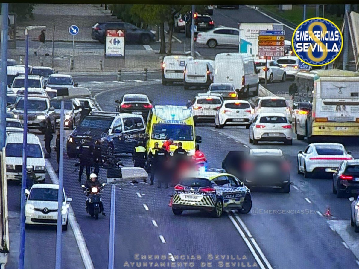 sevilla. sucesos. muere un motorista tras colisionar con un vehículo en el puente del cristo de la expiración