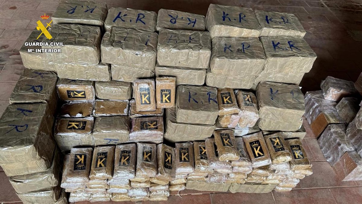 almería. sucesos. detenidas cinco personas tras desarticular una red que transportaba droga oculta en autobuses