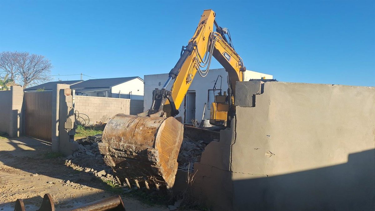 cádiz. la junta ejecuta la demolición de una vivienda ilegal y el cierre de tres parcelas en suelo rústico en barbate