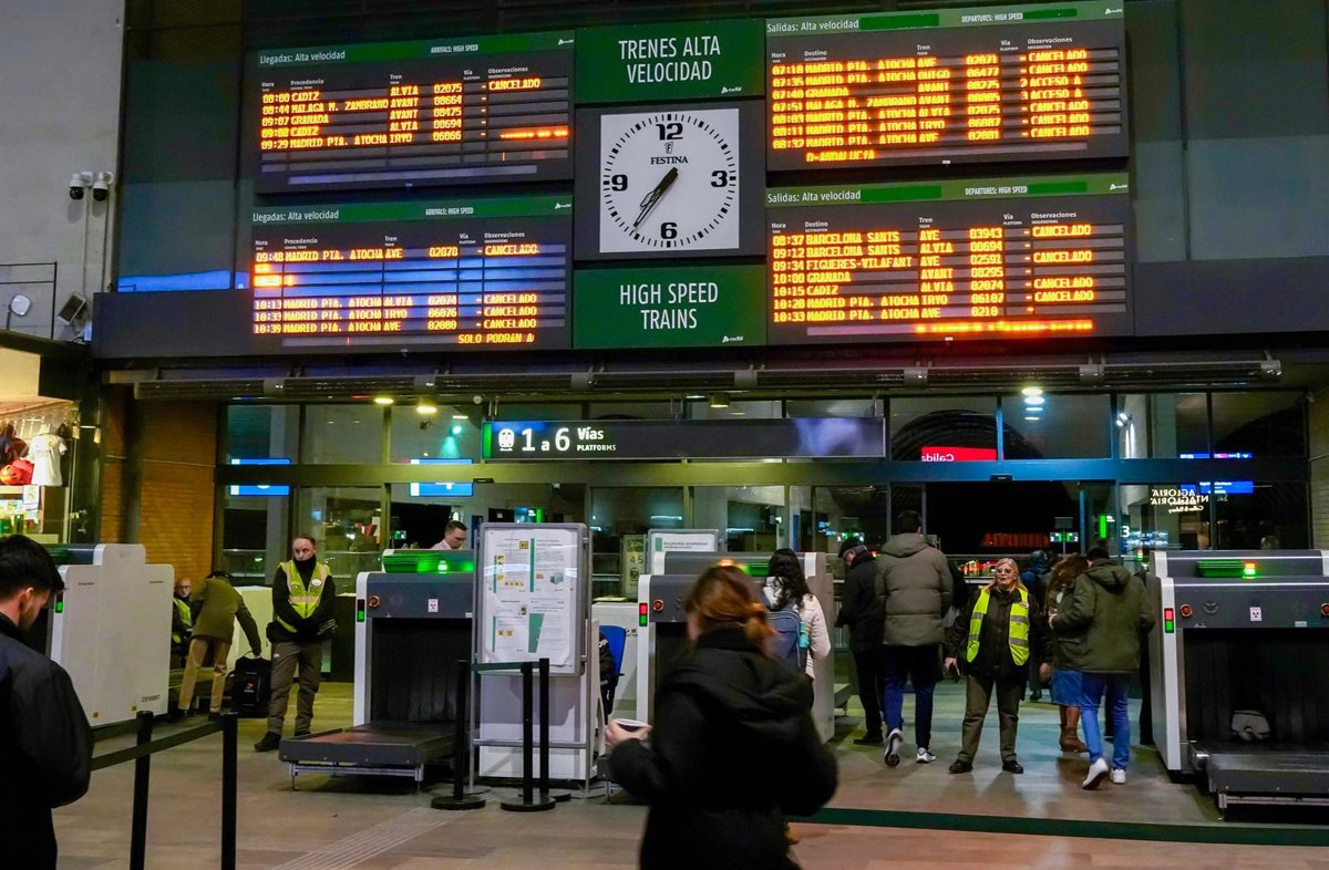 estacion de santa justa a primera hora de la mañana después del accidente ocurrido en adamuz, córdoba.