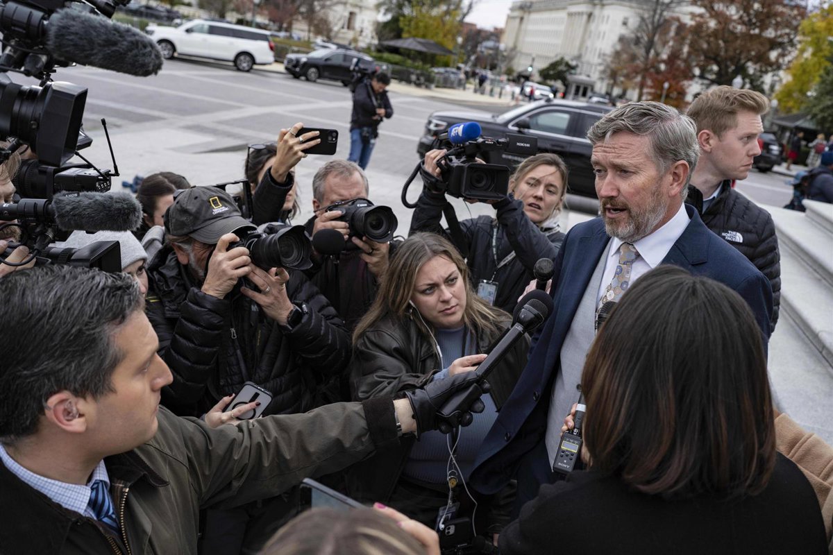 El congresista republicano Massie inicia un proceso de 'impeachment' contra Pete Hegseth por la guerra de Irán