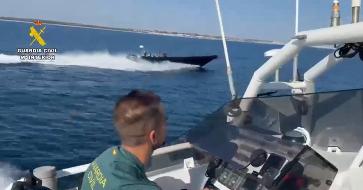 La Guardia Civil detiene a dos ocupantes de una narcolancha frente a la costa de Isla Cristina (Huelva)