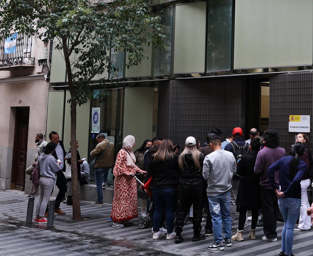 El Gobierno activa un plan de choque de 45 días con refuerzo voluntario en Extranjería para agilizar la regularización