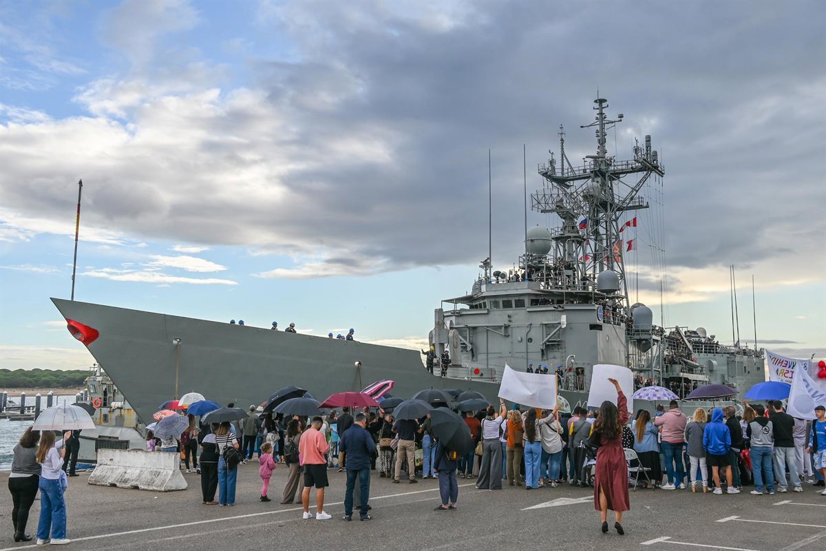 Las fragatas 'Navarra' y 'Cristóbal Colón' inician un despliegue que las llevará a navegar por el golfo de Cádiz